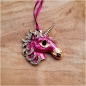 Preview: Geschenk-, Deko- oder Baumanhänger „Einhornkopf in Fuchsie“