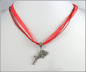 Preview: "Gun and Rose" an leutend rotem Halsband