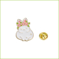 Preview: Pin „Weißes Kaninchen mit Blütenkranz“