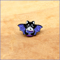 Preview: Pin „Geflügelte Hexenkatze“