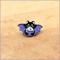 Preview: Pin „Geflügelte Hexenkatze“