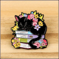 Preview: BuchLiebeKollektion – Pin „Schwarze Katze ruht auf Bücherstapel“