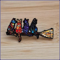 Preview: Pin „Hexenkatzen auf Hexenbesen“