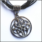 Preview: "Vierfache Triqueta" an schwarzem Halsband