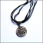 Preview: "Vierfache Triqueta" an schwarzem Halsband