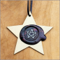 Preview: Geschenk- oder Dekoanhänger - "Pentagramm" - Holzstern mit geprägtem Siegelwachs - Unikat