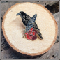 Preview: Pin "Rabe, Rose, Feder"