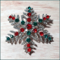 Preview: „Schneeflocke in Weihnachtsfarben“ – Brosche & Kettenanhänger – 2 in 1