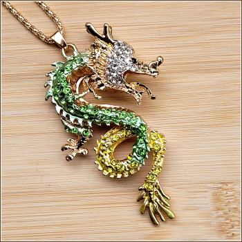 Halskette „Grüner chinesischer Glücksdrache“ – 72 cm