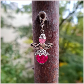 Charmanhänger „Glückselfe in Pink“