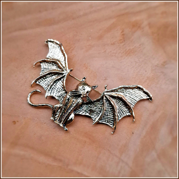 Preview: Brosche „Große geflügelte Hexenkatze“ in Antikgold