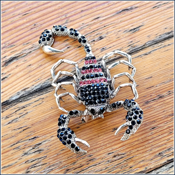 „Skorpion“ in Dunkelblau und Pink - Brosche & Kettenanhänger - 2 in 1