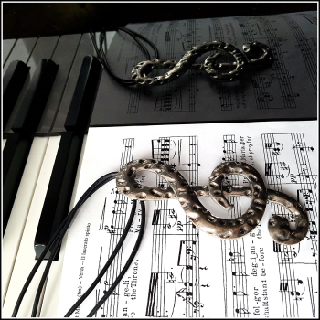 "Großer Notenschlüssel" an doppelreihigem Lederband