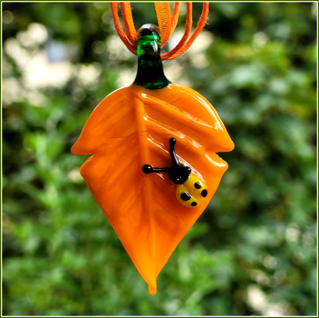 Kette mit Glasanhänger "Glücksbringender Marienkäfer auf Blatt" - orange