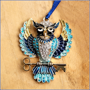 Preview: Geschenk-, Deko- oder Baumanhänger „Funkelnde Eule mit Schlüssel in Blau“ mit Blattmetall verziert, an dunkelblauem Satinband