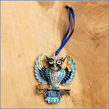 Preview: Geschenk-, Deko- oder Baumanhänger „Funkelnde Eule mit Schlüssel in Blau“ mit Blattmetall verziert, an dunkelblauem Satinband