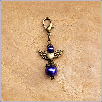 Charmanhänger "Schutzengel aus violetten Glaswachsperlen"