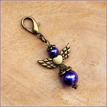 Charmanhänger "Schutzengel aus violetten Glaswachsperlen"