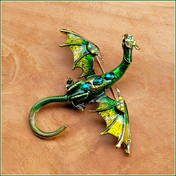 Brosche "Großer gelbgrüner Flugdrache"