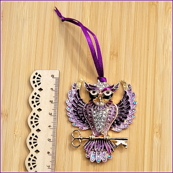 Geschenk-, Deko- oder Baumanhänger "Funkelnde Eule mit Schlüssel in Violett"  mit Blattmetall verziert
