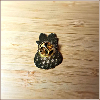 Pin „Weißes Kaninchen mit Blütenkranz“
