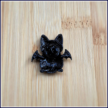 Pin "Geflügelte Hexenkatze" mit Strassflügeln