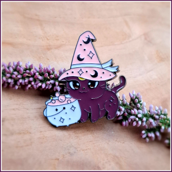 Pin „Hexenkatze mit Hexenkessel“