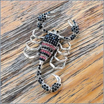 „Skorpion“ in Dunkelblau und Pink - Brosche & Kettenanhänger - 2 in 1