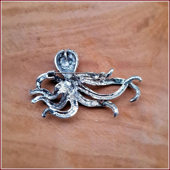 Brosche (und Kettenanhänger) „Roter Oktopus“