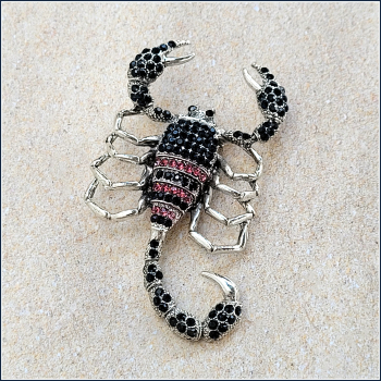 „Skorpion“ in Dunkelblau und Pink - Brosche & Kettenanhänger - 2 in 1