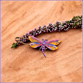 Schmuck-, Gewand- und Kiltnadel „Libelle Syksy“ - Unikat
