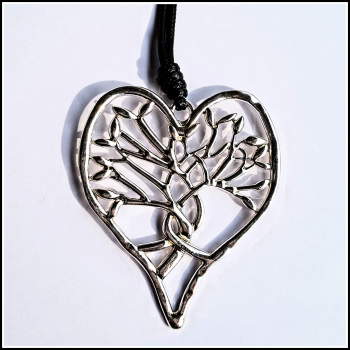 "Celtic Tree of Life Heart" am langen Textilband