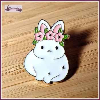 Pin „Weißes Kaninchen mit Blütenkranz“