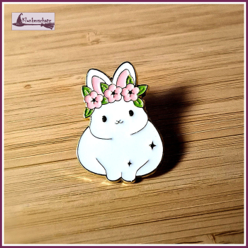 Pin „Weißes Kaninchen mit Blütenkranz“