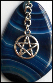 Charmanhänger / Schutzamulett "Blauer Achat & Pentagramm"