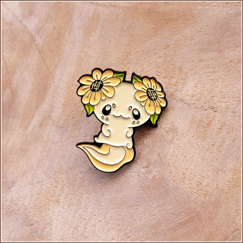Pin "Axolotl" in Gelb und Apricot