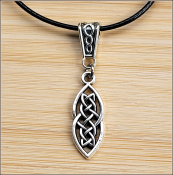 "Celtic Braid" an schwarzer Textilkordel