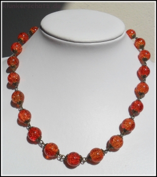 Collier aus orangen Crackle-Perlen