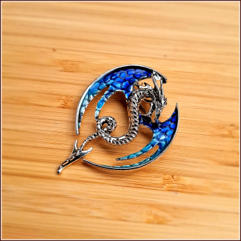 „Blauer Silberdrache mit großen Flügeln“ Brosche &  Kettenanhänger - 2 in 1