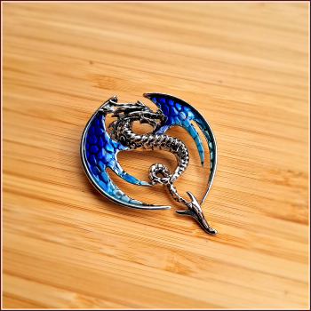„Blauer Silberdrache mit großen Flügeln“ Brosche &  Kettenanhänger - 2 in 1