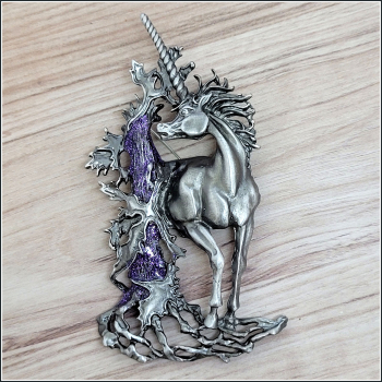 Brosche "Großes Einhorn" in der Farbe Zinn mit violettem Baum