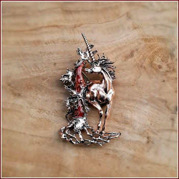 Brosche „Großes Einhorn in der Farbe Kupfer" mit rotem Baum