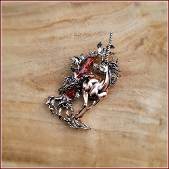 Brosche „Großes Einhorn in der Farbe Kupfer" mit rotem Baum
