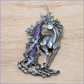 Brosche "Großes Einhorn" in der Farbe Zinn mit violettem Baum
