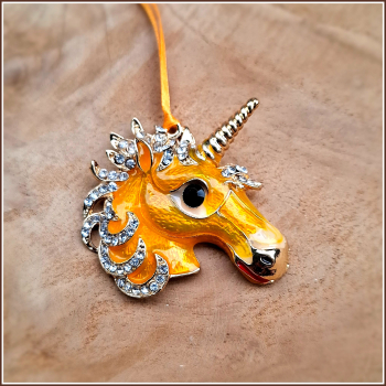 Preview: Geschenk-, Deko- oder Baumanhänger „Einhornkopf in Gelb“