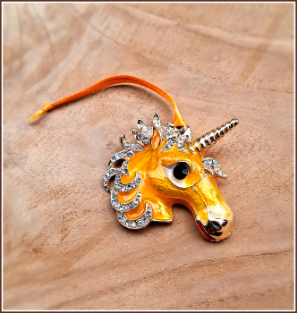 Geschenk-, Deko- oder Baumanhänger „Einhornkopf in Gelb“