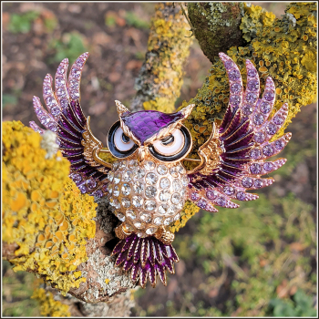 "Fliegende Eule" in Violett, mit Blattmetall veredelt - Brosche & Kettenanhänger - 2 in 1
