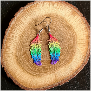 Ohrschmuck „Federn in Regenbogenfarben“, handbemalt