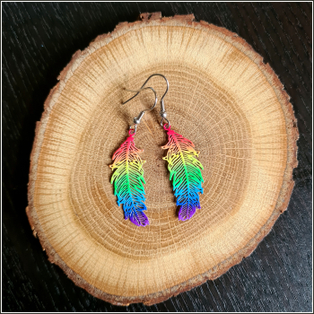 Ohrschmuck „Federn in Regenbogenfarben“, handbemalt
