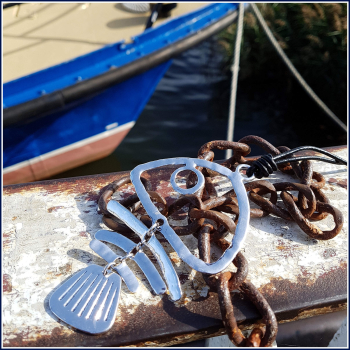 "Fischskelett" am langen Lederband